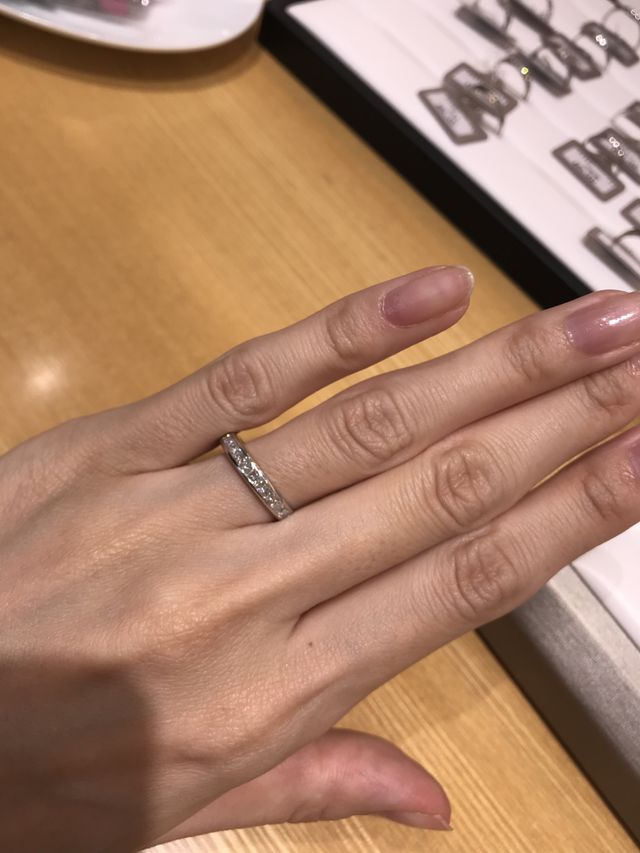 プリンセスカットのハーフエタニティのリング。