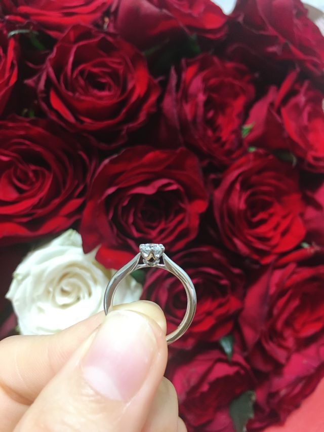 一粒ダイヤ。立て爪が高く、横から見るとお花になっています。