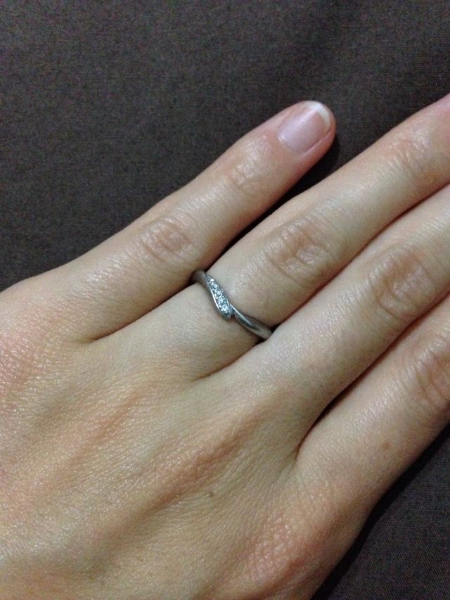 実際に指にはめた感じです。