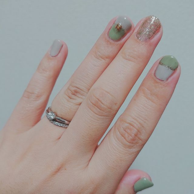 セットリング。結婚指輪がダイヤの存在感を引き立ててくれる。