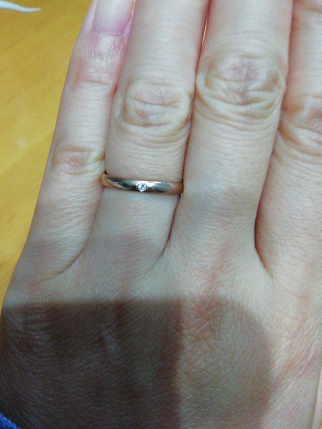 ピンクゴールド。肌の色となじんでとっても自然なつけ心地。