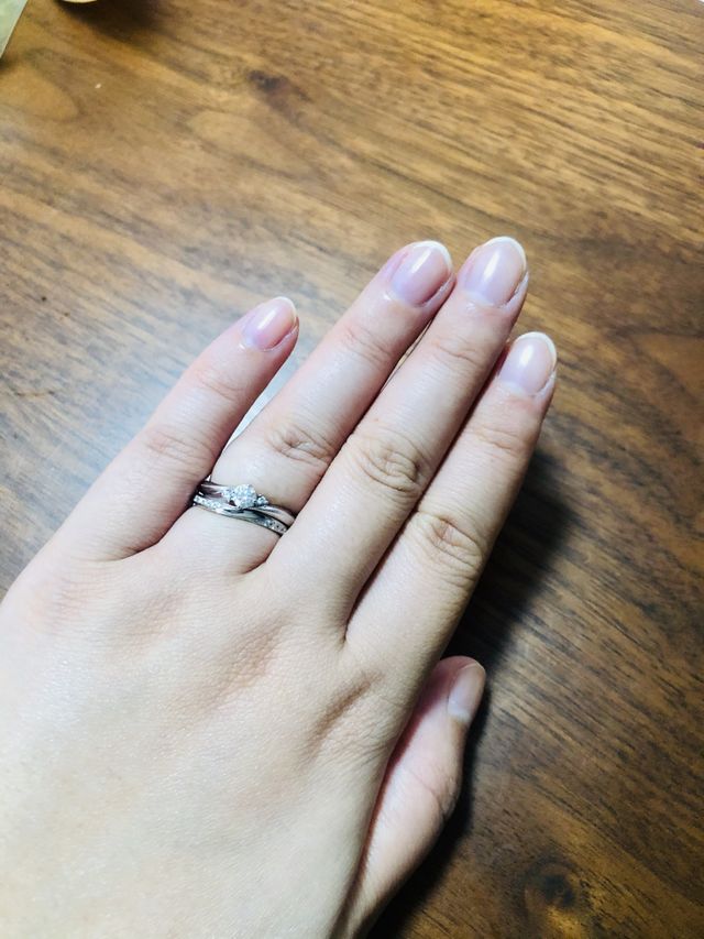 ダイヤの両側に入ってるカットがクラシカルな雰囲気で好きです♪