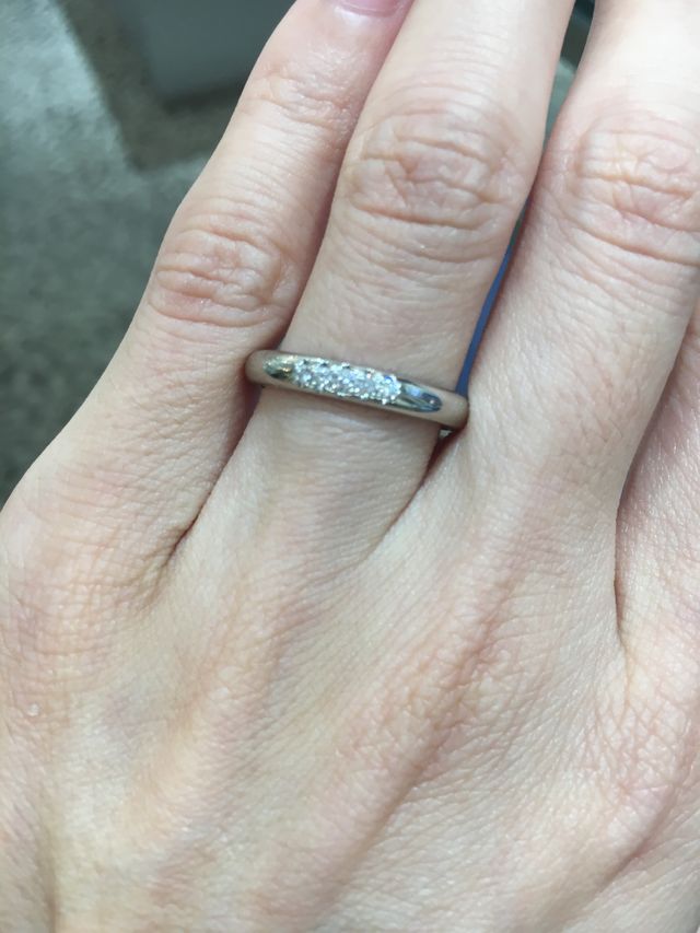 ダイヤが5つ並んだストレートタイプ。鍛造製法です。