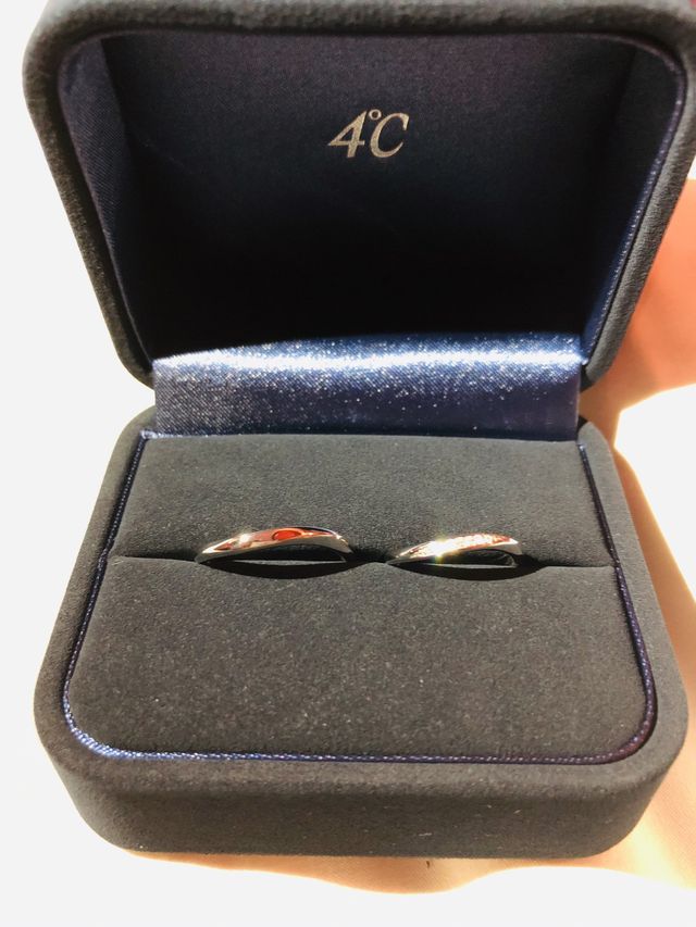 ねじりがかかっている指輪です。細めのデザインです。