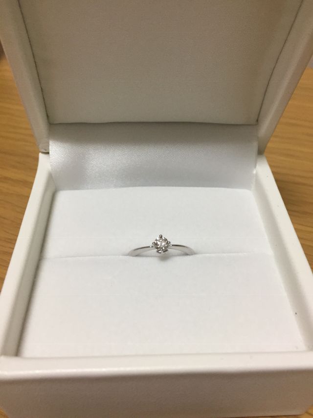 リングが細めの真っ直ぐで指が綺麗に見えます。上品な印象です。