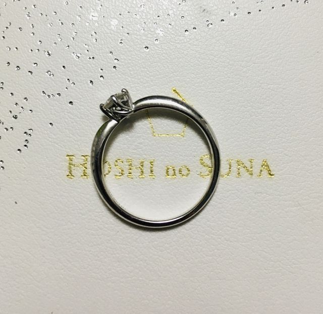 ダイヤを留める部分が主人と私のイニシャルになっています。