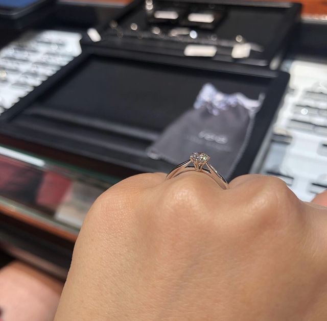 横からも綺麗です。白薔薇をイメージして作られているそうです。