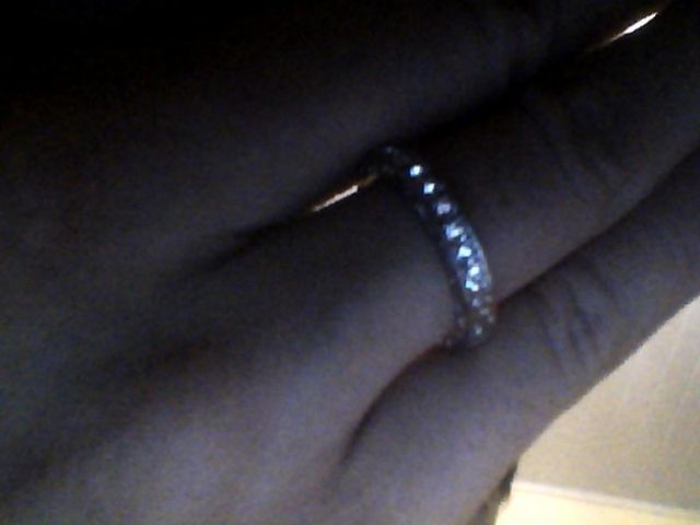 ラウンドブリリアンカットのダイヤが均等に並べられています。