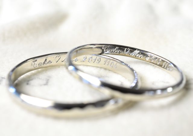 リングの内側に文字を入れることができます。