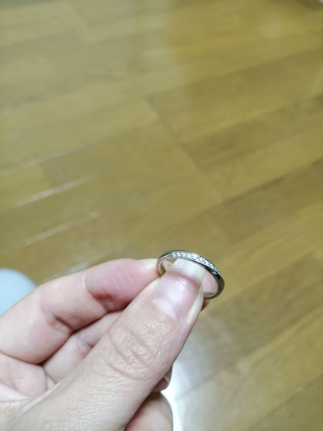 ななめにダイヤが散りばめられています。