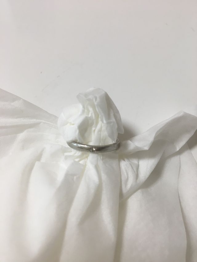 リングピローがなく、ティッシュです。
ダイヤつきの正面です。