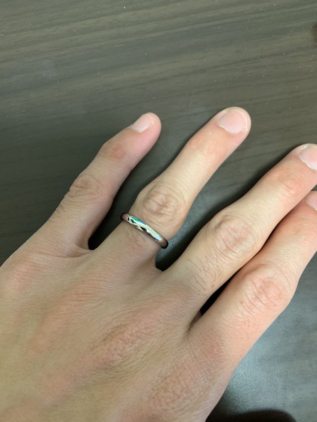 関節が太いです。デザインはシンプルで石は入ってません。