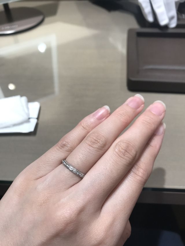 上下にミル打ちがあるデザイン