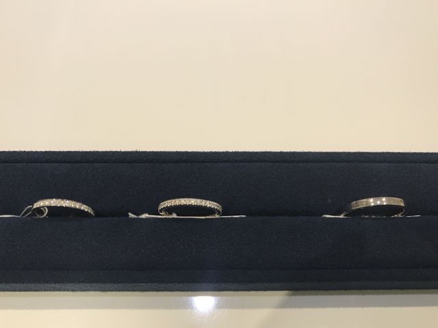 ダイヤモンドの爪留めとレール留めタイプ