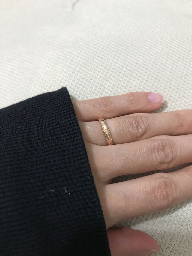 ピンクゴールドで細みのリングです。
サイズ7号です。