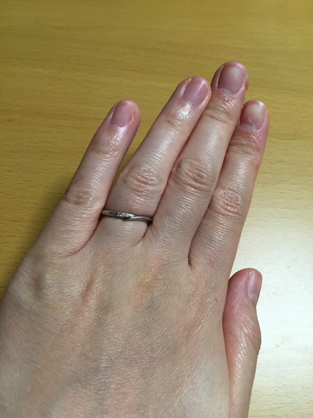 指にはめると少し傾いてみえます