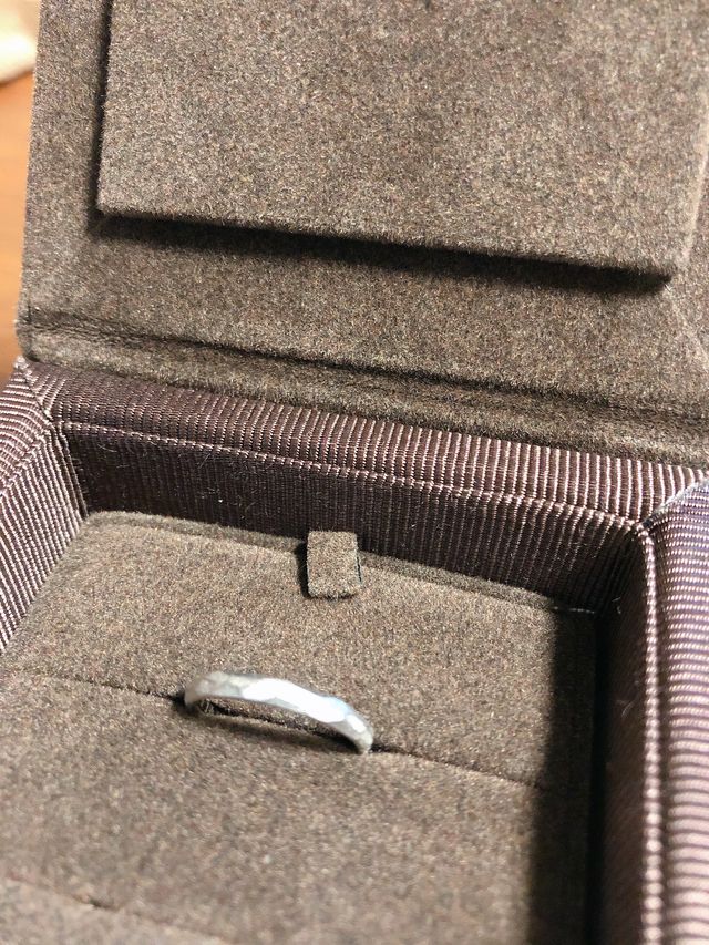 シンプルなデザインであえて光沢のないデザインに惹かれました。