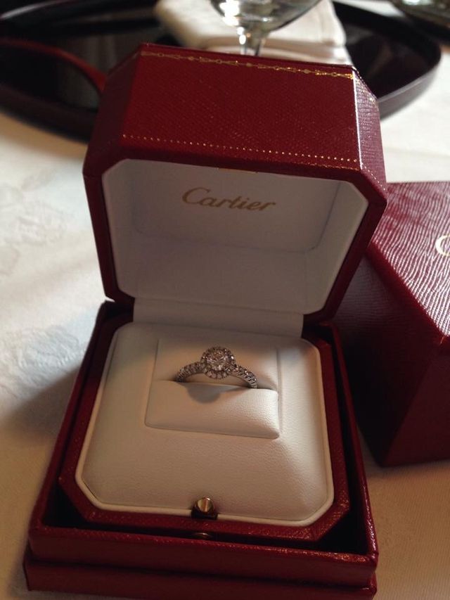 婚約指輪。箱も大好きです。
