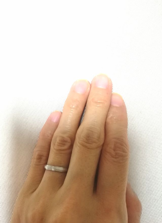 指輪の裏側に結婚日付けとイニシャルが入っています