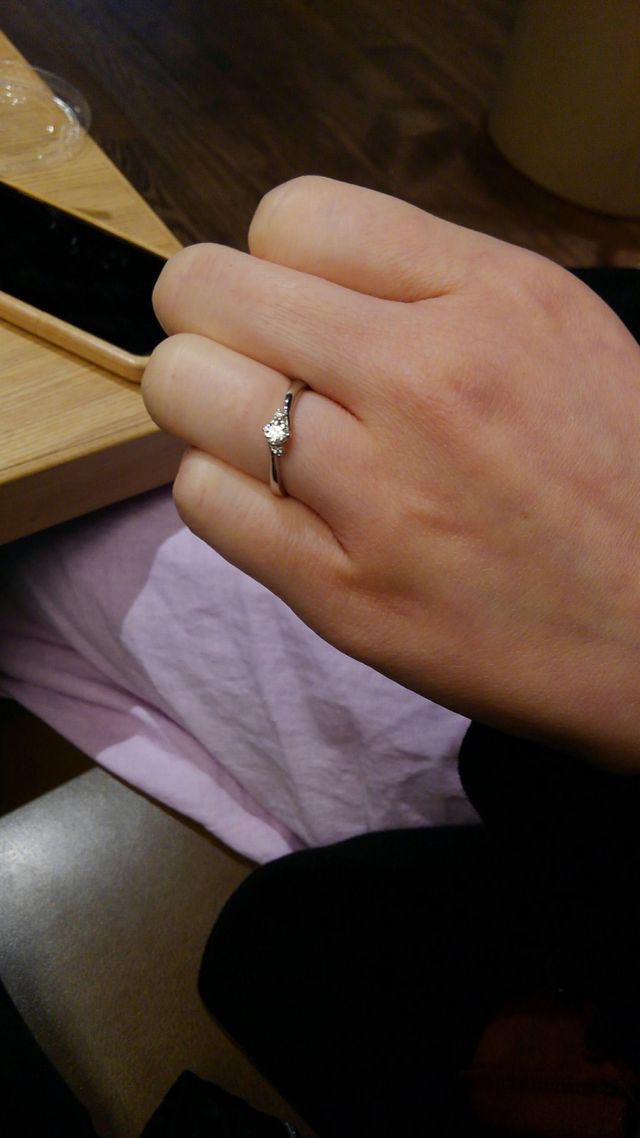 婚約指輪です。少し斜めのデザインでシンプルで素敵です。