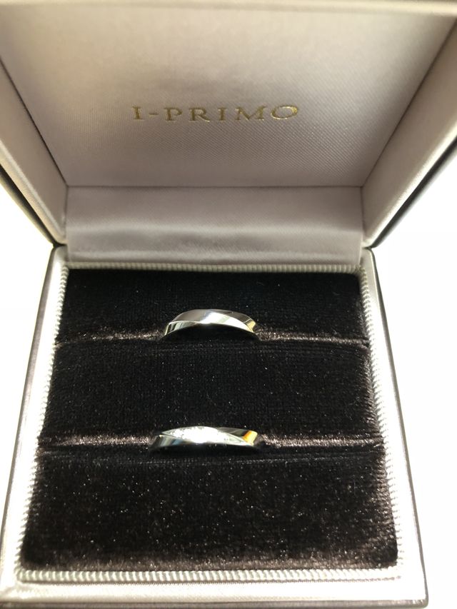 エッジのきいたストレートリング中心のダイヤは品のある華やかさ