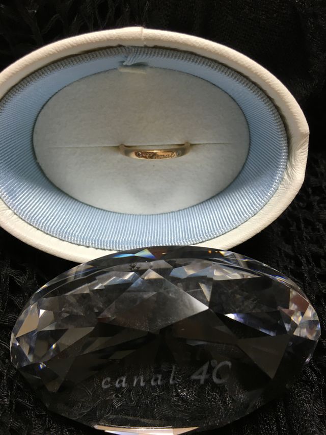 ロゴとダイヤの入ったピンクゴールドのリング。