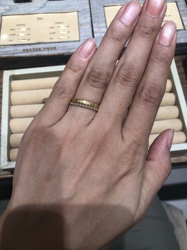 他の指輪と重ね付けしやすいデザイン