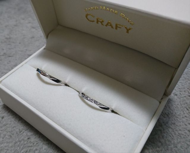 男性用はシンプルです。女性用は5つダイヤを入れました。