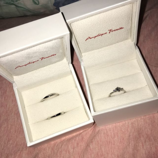 左側の指輪がペアでの結婚指輪です！
ボックスもとても可愛い！