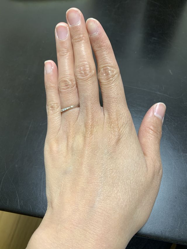 指輪のシルエットが綺麗です。