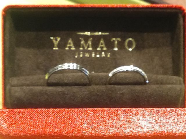 ペアで買った結婚指輪の写真です。