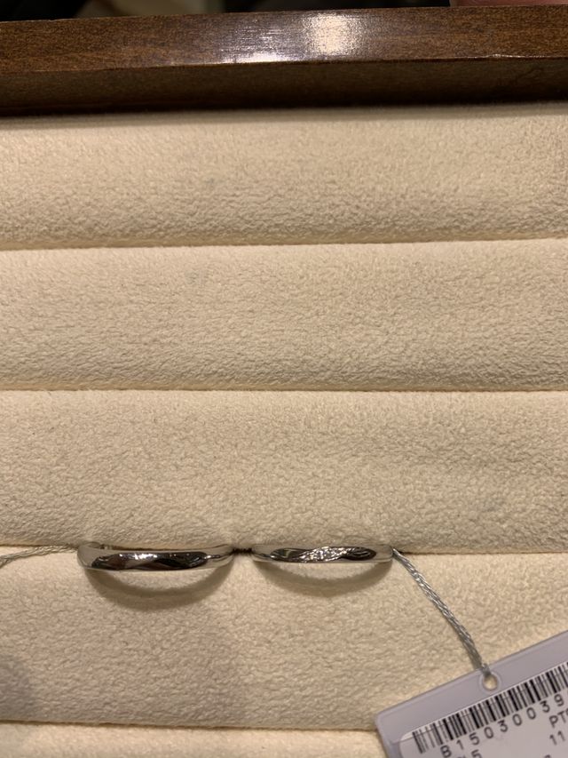 ストレートの指輪でさりげなくダイヤが入っている。