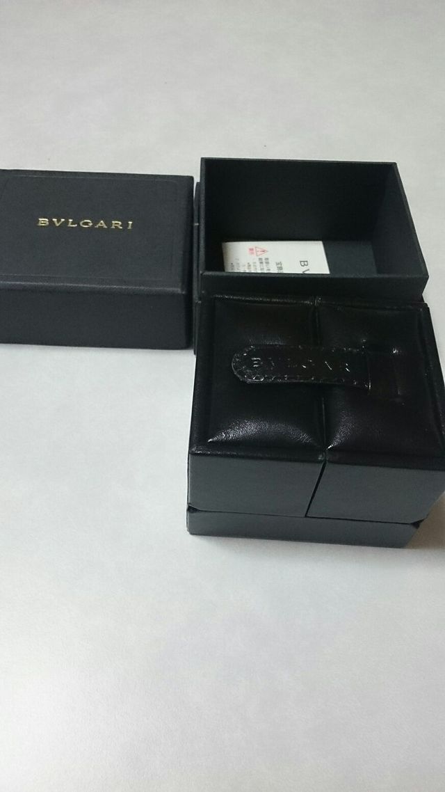 外箱と内箱の近影です。