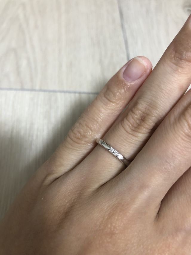 メレダイヤモンドが3粒連なっているデザインです。