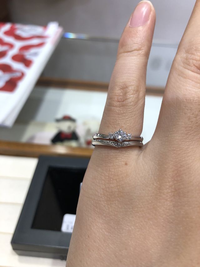 薬指に入らず小指に試着