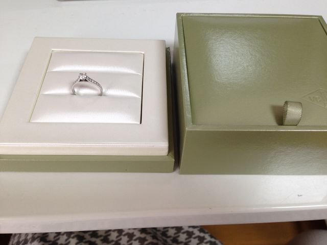 小ぶりですが、デザイン、輝きともに美しいです