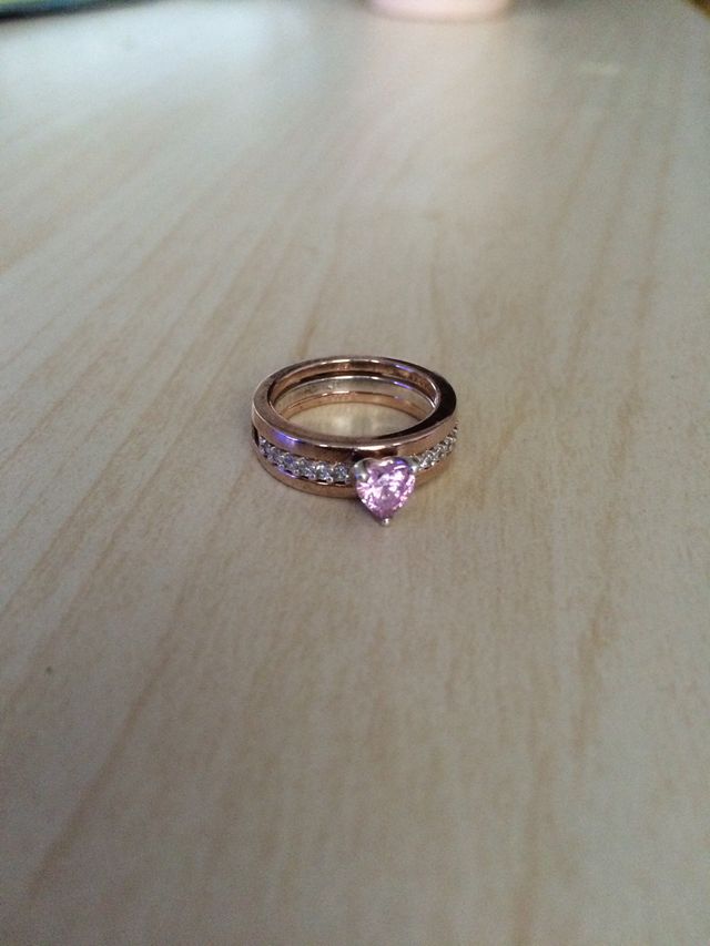 ピンクゴールドとシルバーの2WAYリングです。