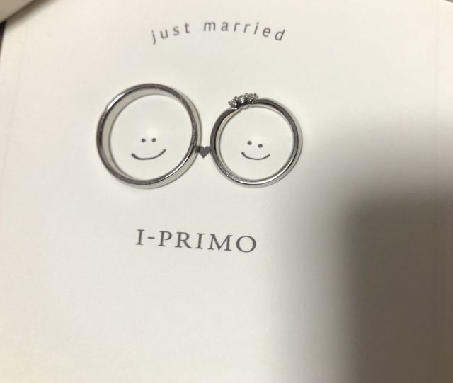 店舗から頂いたリング用の台紙の上で撮ってみました。