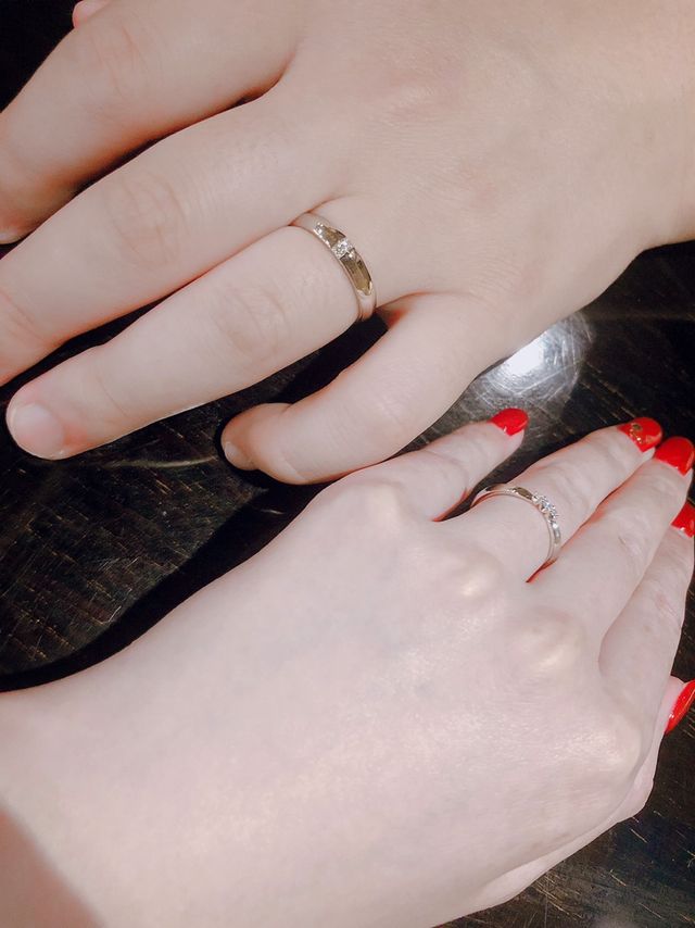 手前が妻の奥が夫の指輪になります。