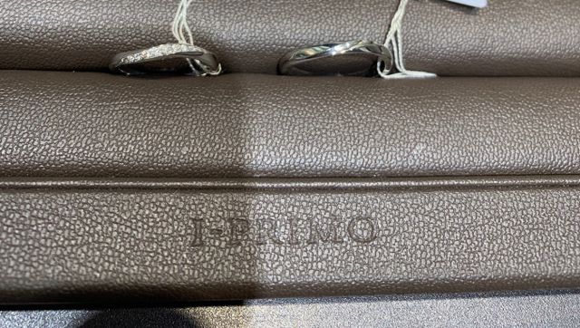 少し太めリングでウェーブがかかっています！