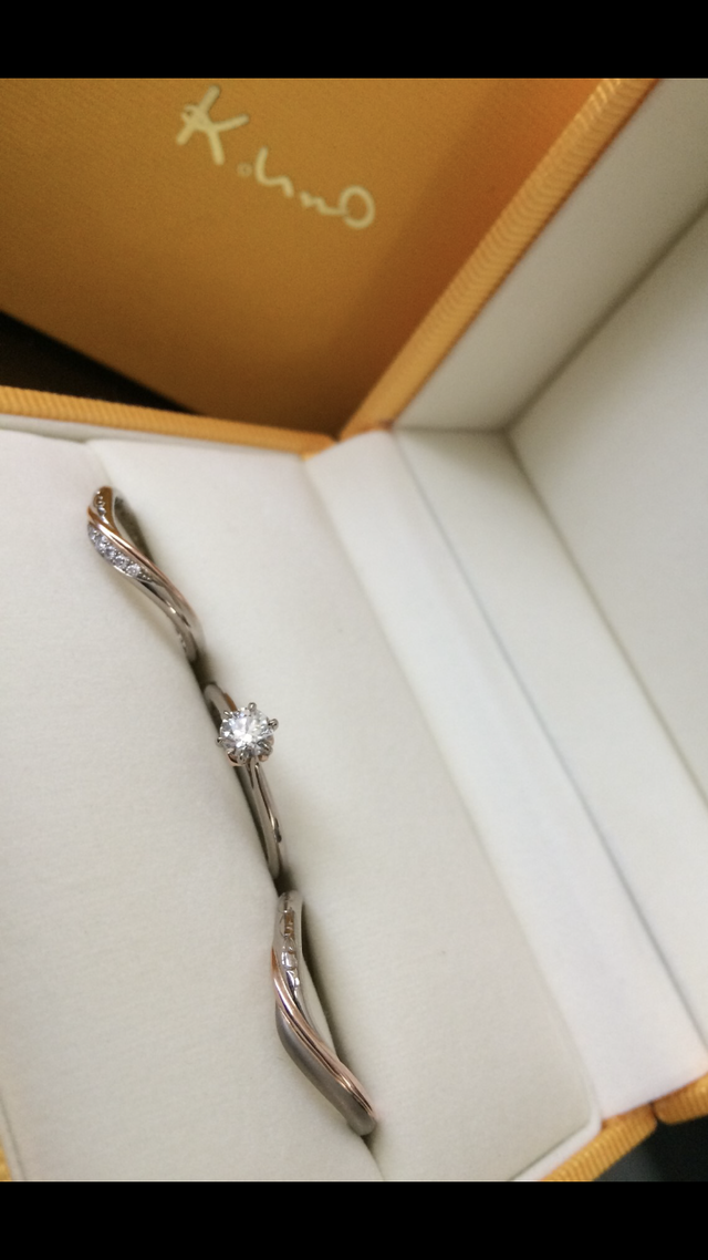 指輪をうけとり
婚約指輪と並べたところの
写真です