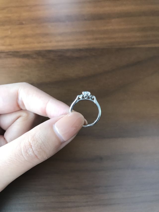 ブーケをイメージしたリングは横から見てもとっても可愛いです。