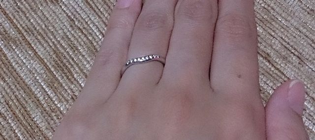 プラチナ製で表面に9連ダイヤ。ダイヤの数は選べます。