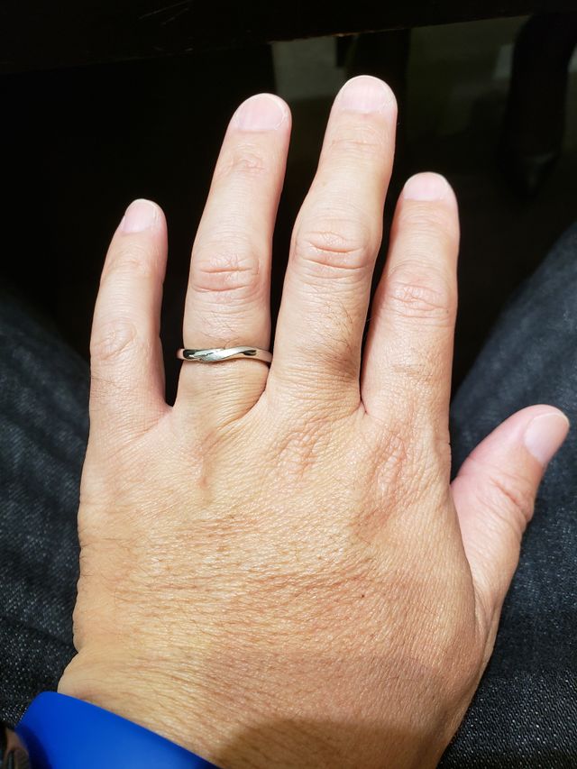 指がゴツくてもなめらかに着けられました。