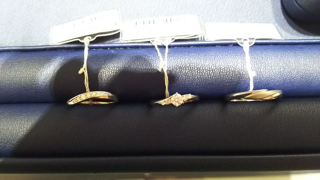 真中が婚約指輪、左が女性用マリッジ、右が男性用マリッジです。