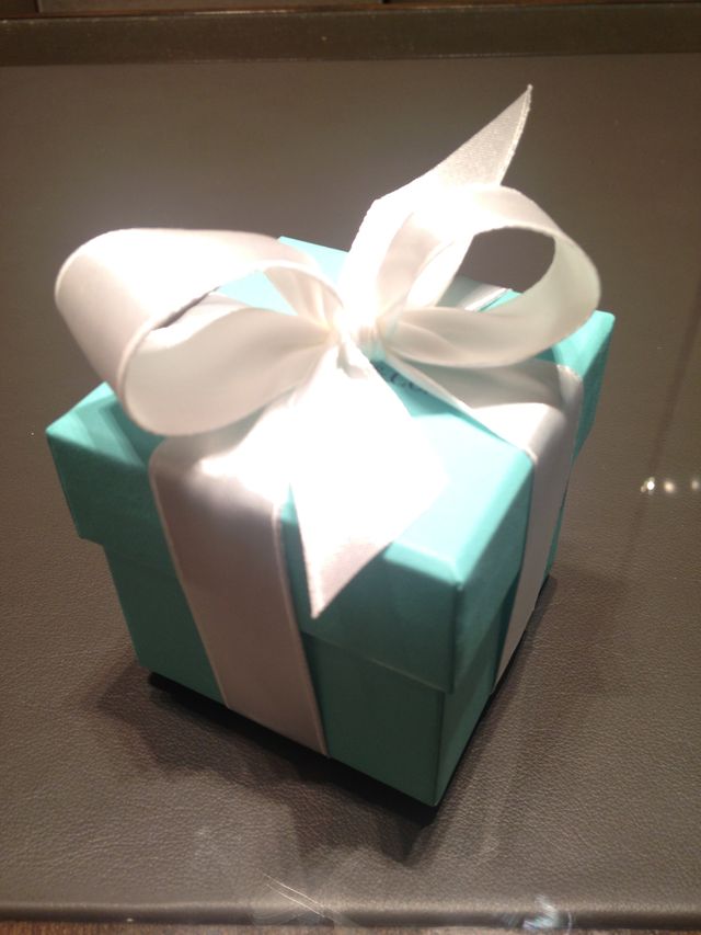 ティファニーブルーに白のリボンでとてもかわいいです！
