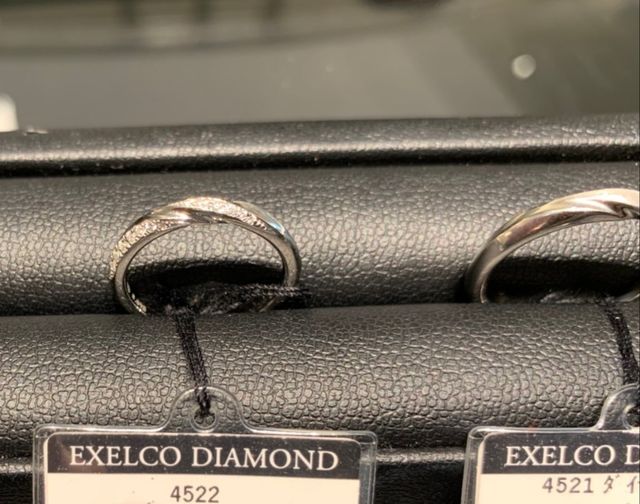 三連のダイヤモンドがついたデザイン