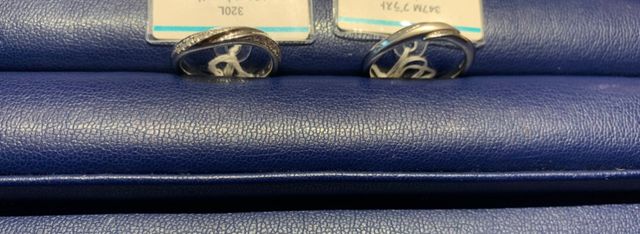 ニ連のダイヤモンドのデザインです。