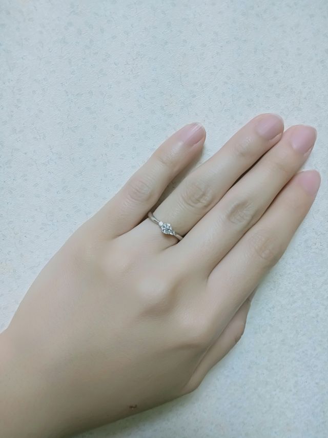 スッキリとしたウェーブデザインに3つのダイヤがついています。