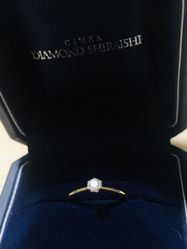 シンプルなデザインで、王道の婚約指輪です。